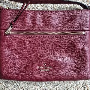 Kate Spade Crossbody Bag Maroon Gold Zipper Leather Adjustable Strap Lightweight